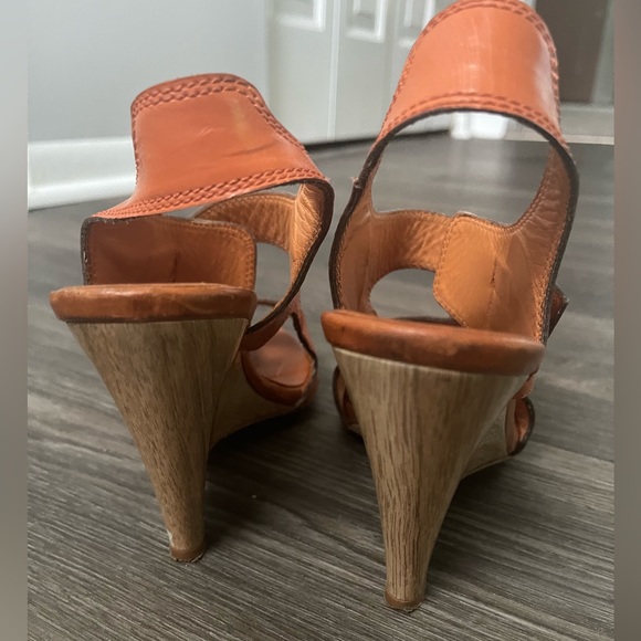 Latitude Femme orange genuine leather buckle platform sandals. - Picture 9 of 11